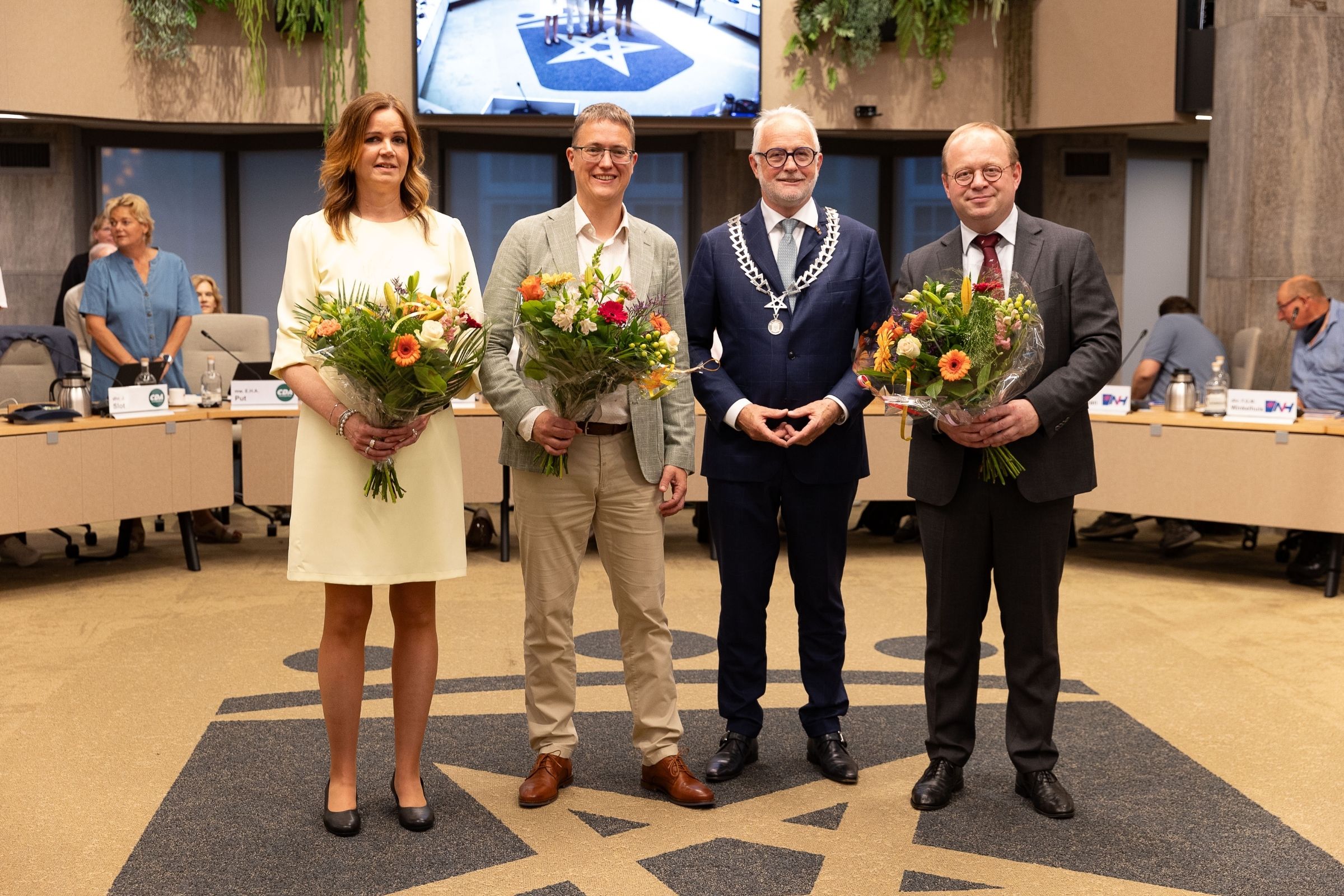 Esther Diepenmaat-van den Hoff, Thij Looman, burgemeester Gerard van den Hengel en Johan Niemans naast elkaar.