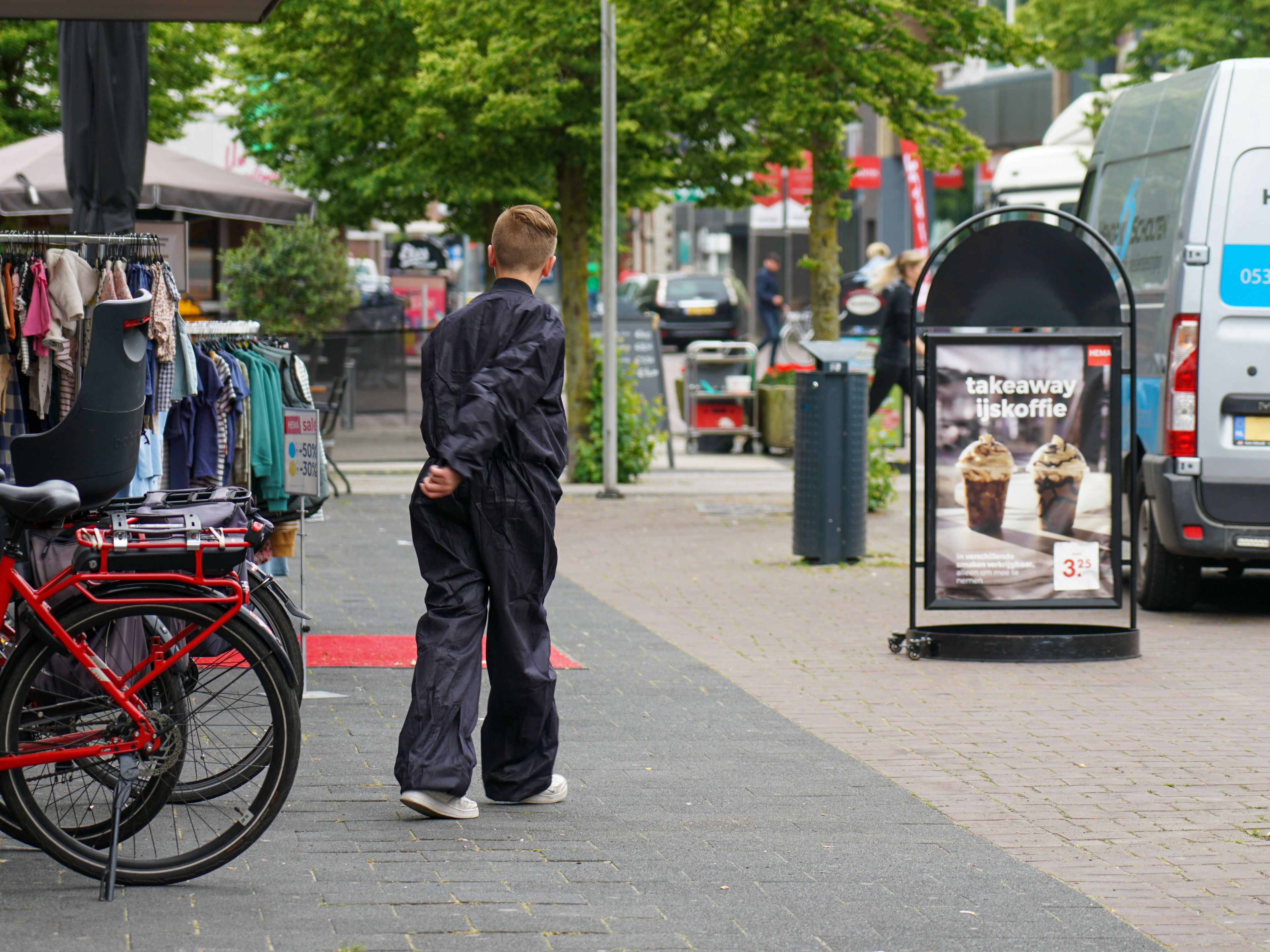 Foto van een deelnemer aan Het Jachtseizoen die door het centrum loopt.
