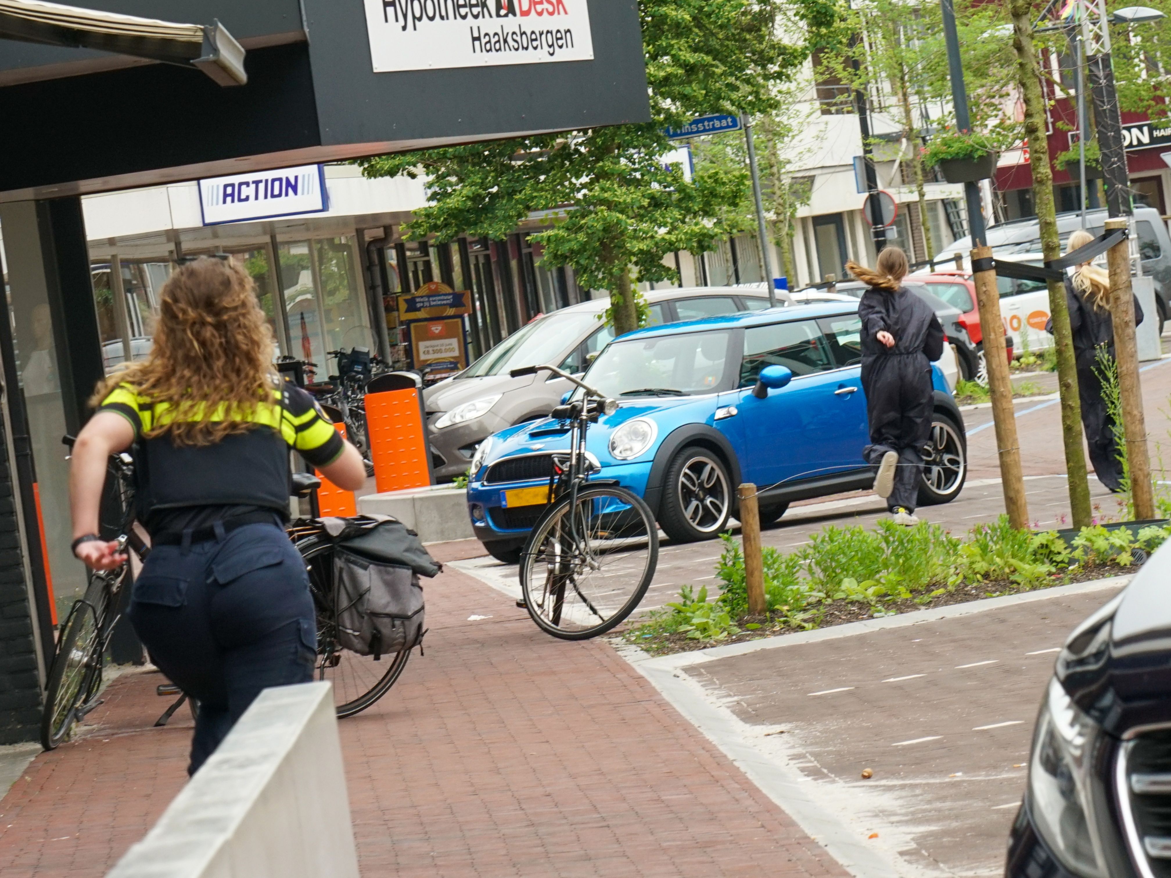 Foto van een politieagent die de achtervolging heeft ingezet op twee deelnemers van het Jachtseizoen. 
