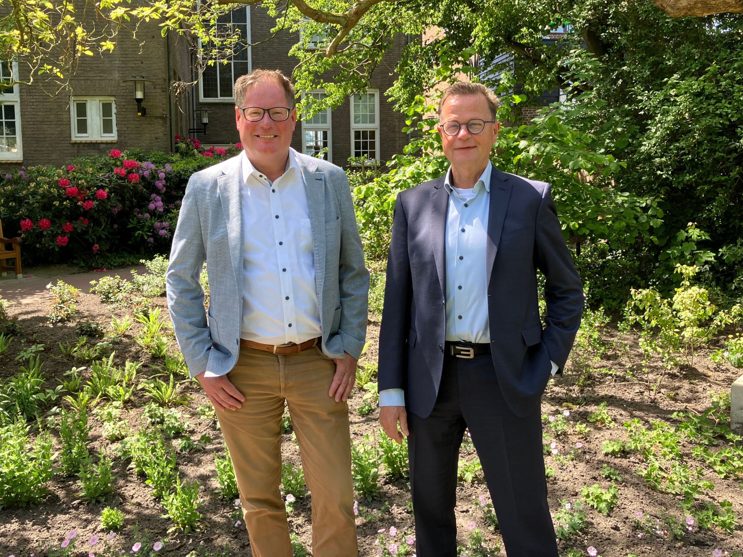Jan-Herman Scholten en Pieter van Zwanenburg in de gemeentetuin naast het gemeentehuis.