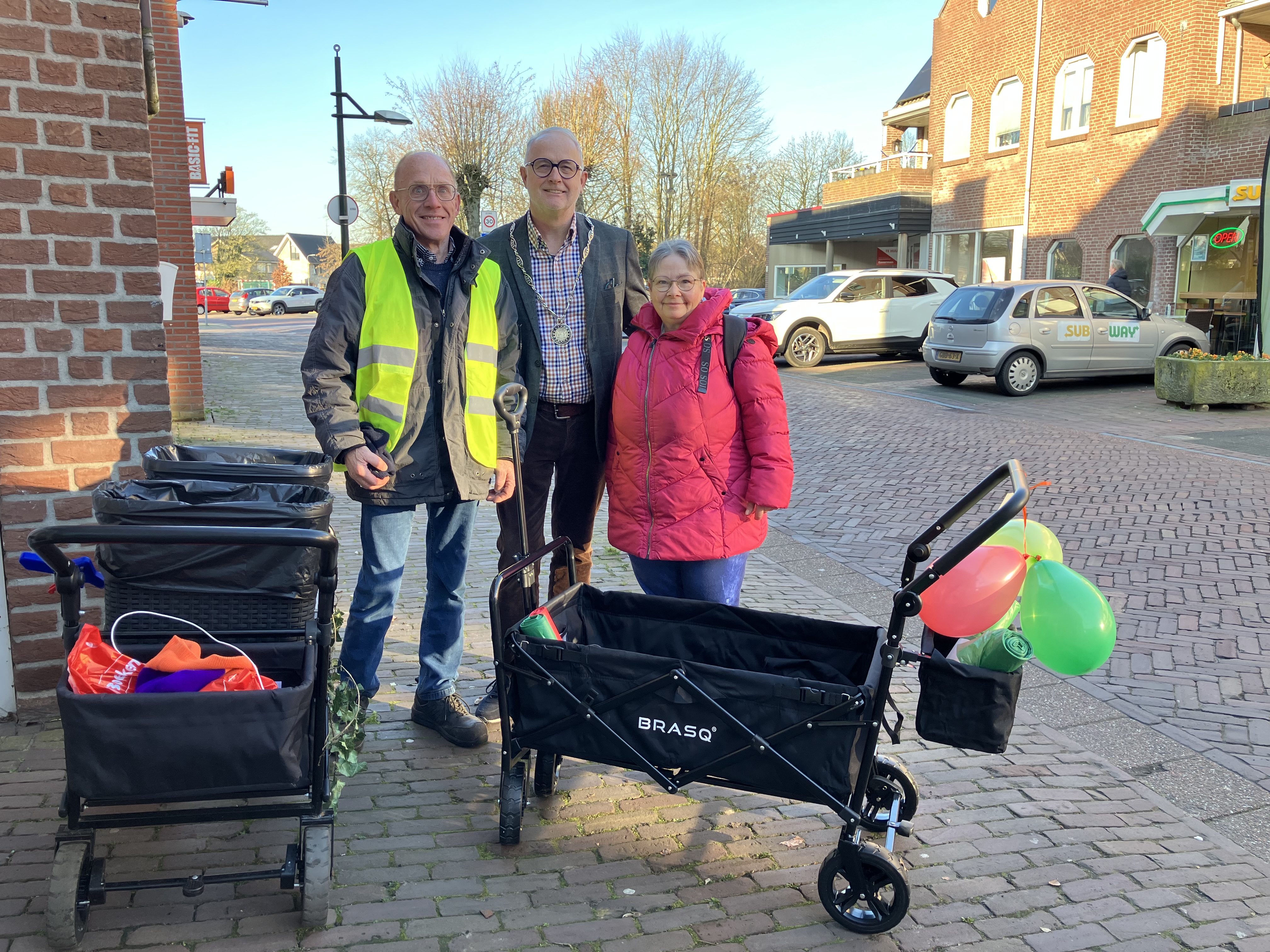 Burgemeester Gerard van de Hengel overhandigt bolderkar aan Johan en Jolanda. 