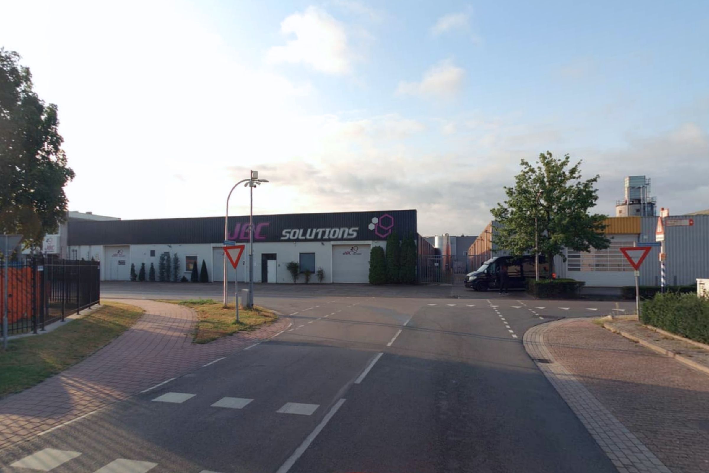 Foto van het kruispunt Nijverheidsstraat met de Industriestraat kijkend op JBC Solutions. 