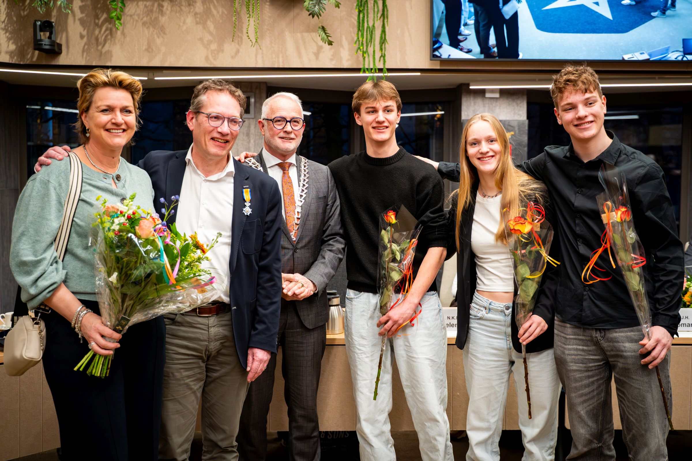 Foto van Gert-Jan Vonkeman met vrouw kinderen en burgemeester Gerard van den Hengel.
