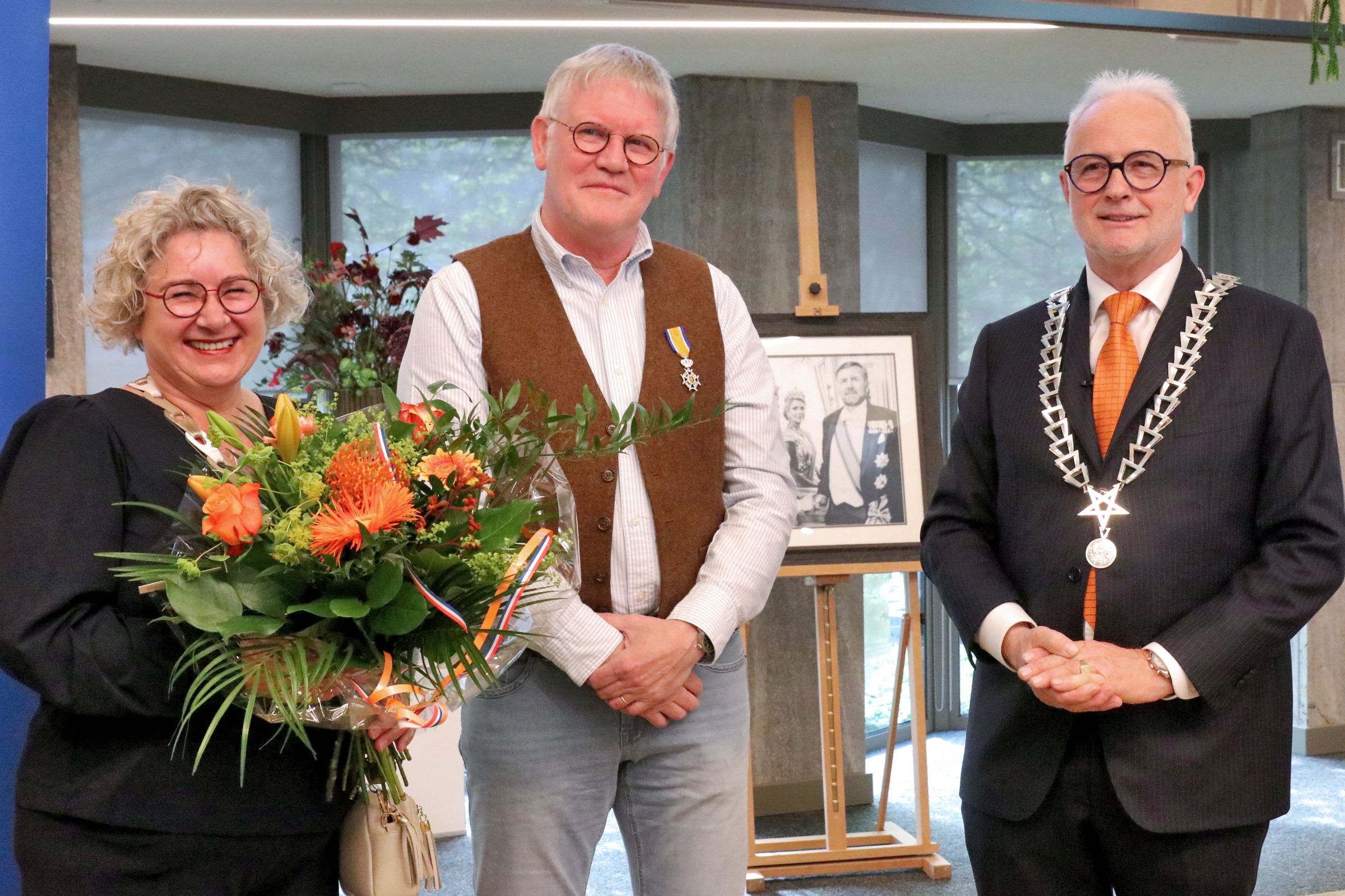 Foto van de vrouw van Han Noordink, Han Noordink en burgemeester Gerard van den Hengel. 