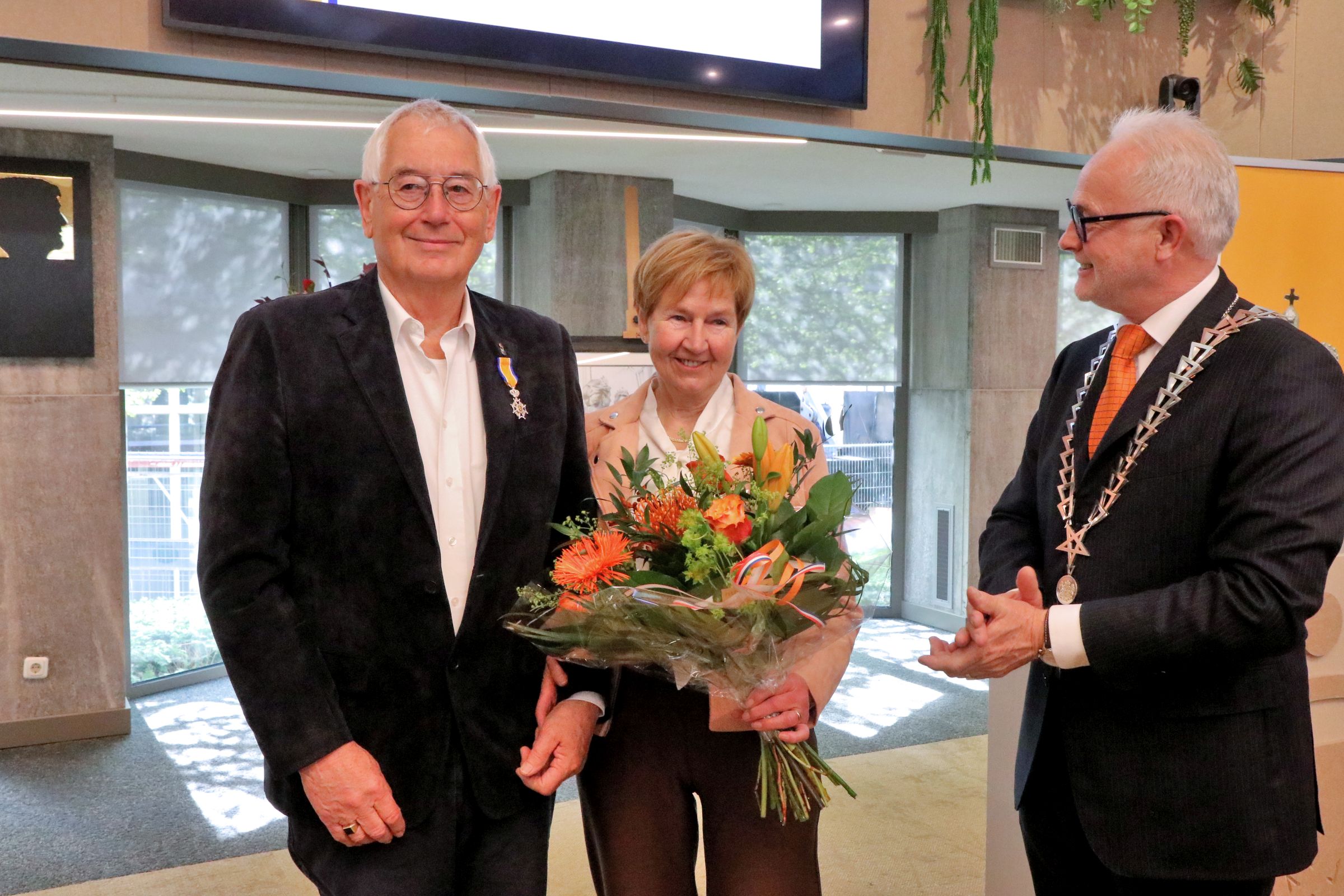 Foto van Per Iping en zijn vrouw met naast hen burgemeester Gerard van den Hengel.