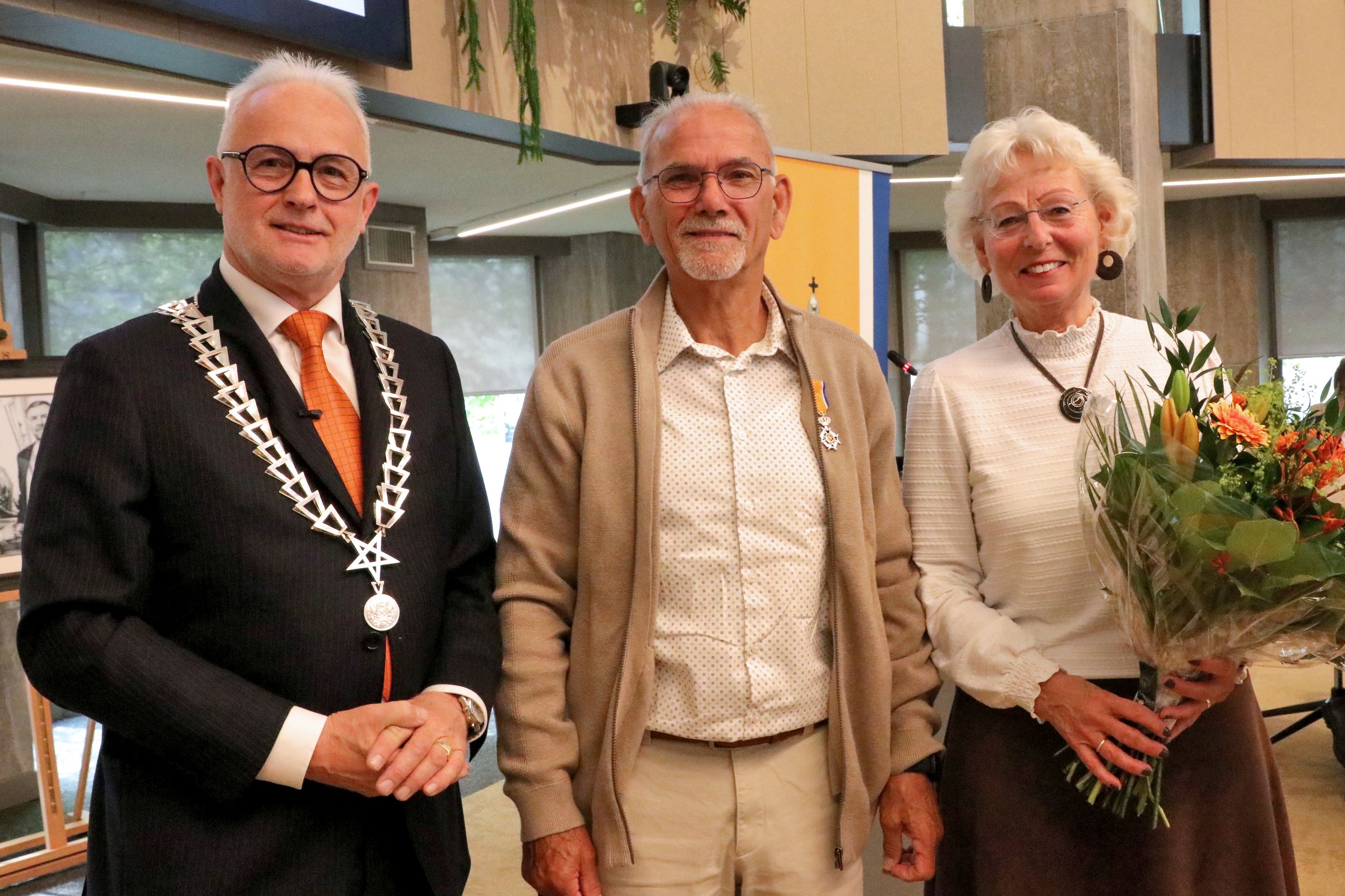 Foto van burgemeester Gerard van den Hengel, Ton Engelbarts en zijn vrouw.