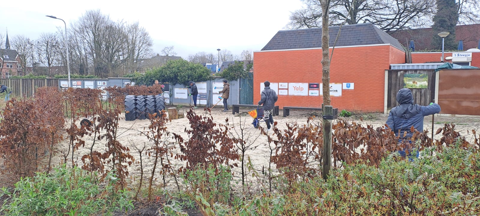 Foto van alleenstaande minderjarige vluchtelingen aan het werk in The Gap.