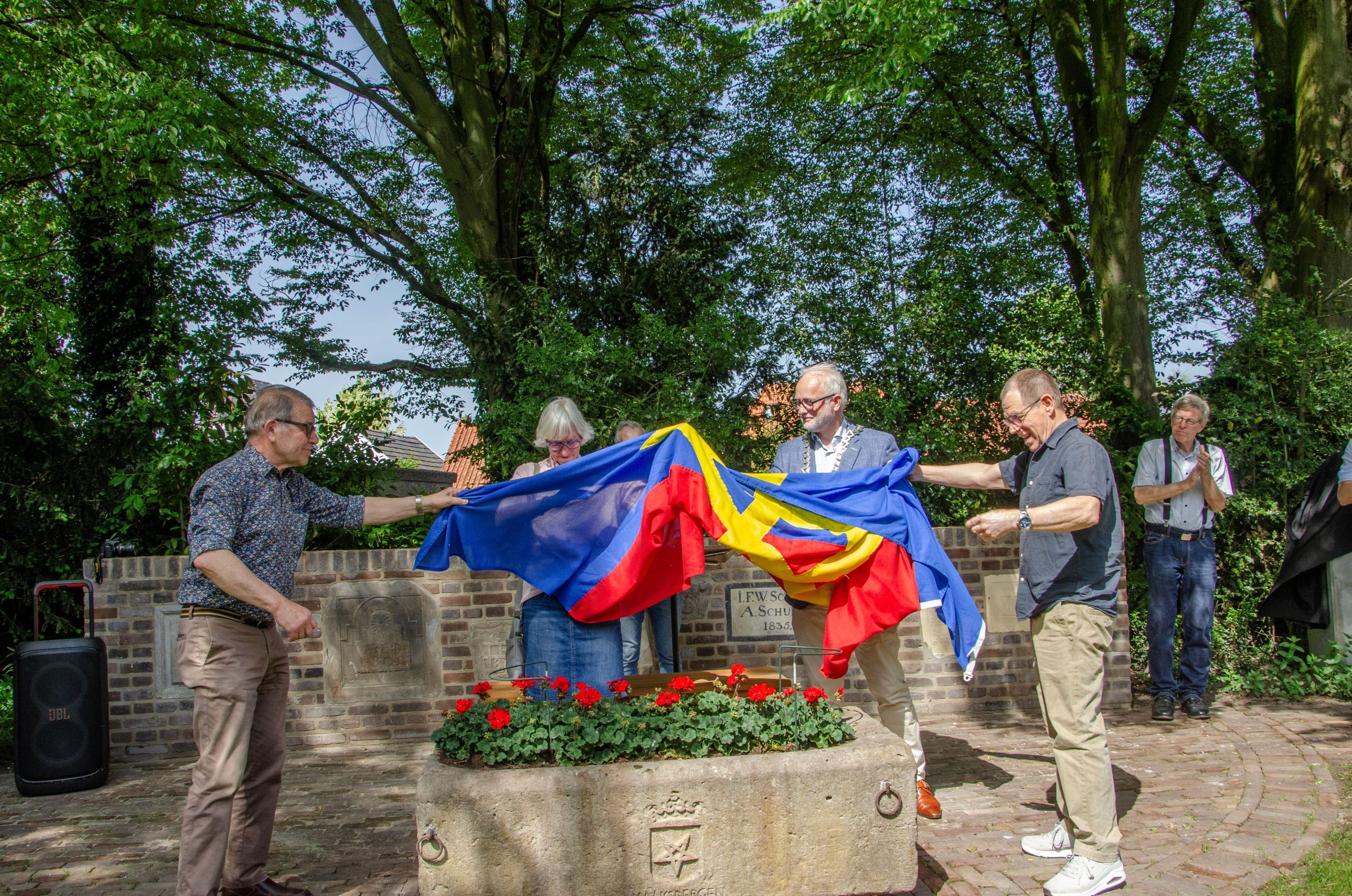 Onthulling van de Bentheimer paardenkrib door burgemeester Gerard van den Hengel en anderen. 