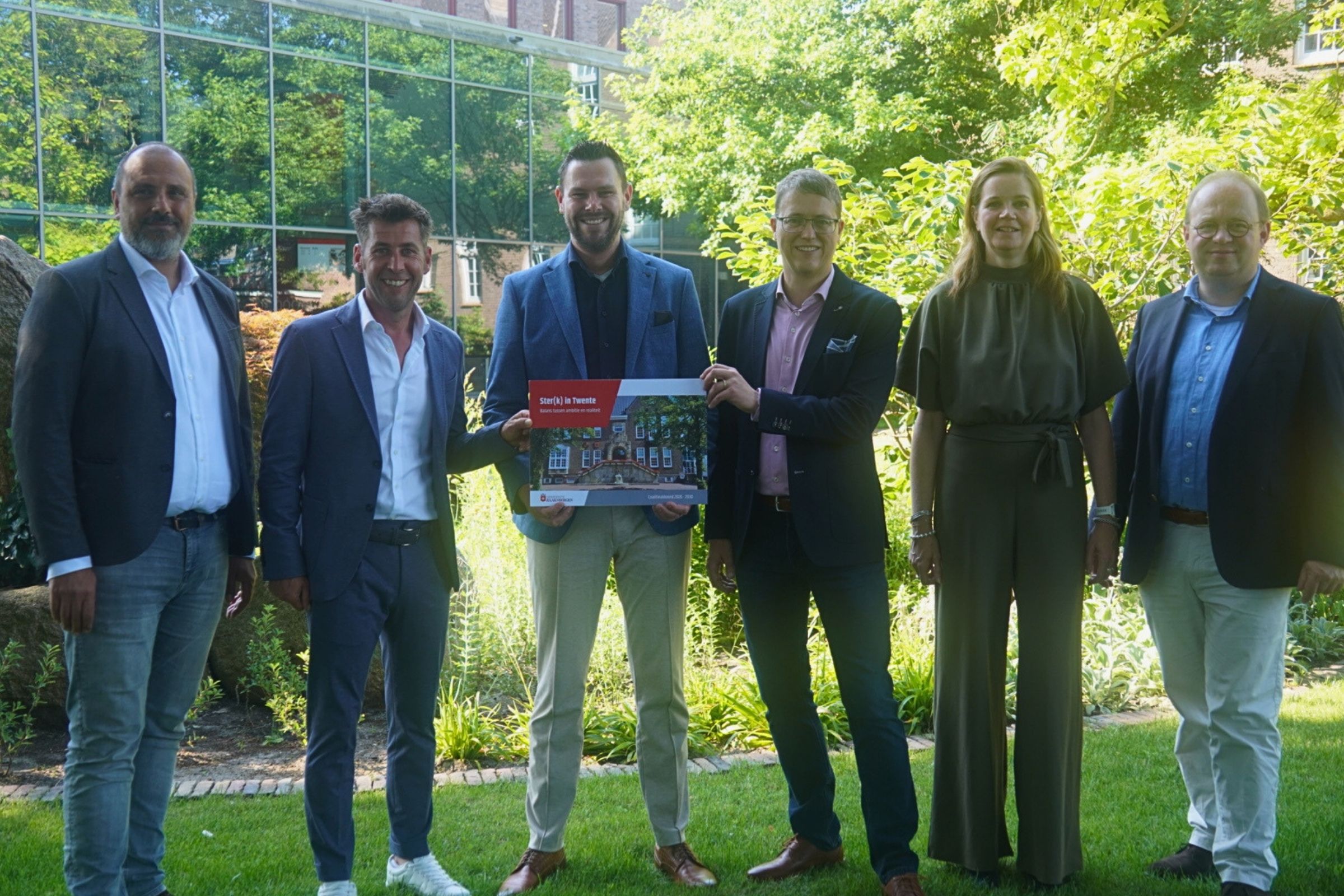 Deniz Yüksel, Jeroen Slot, Wesley Uuldriks, Thij Looman, Esther Diepenmaat - Van den Hoff en Johan Niemans poseren met de cover van het nieuwe coalitieakkoord.