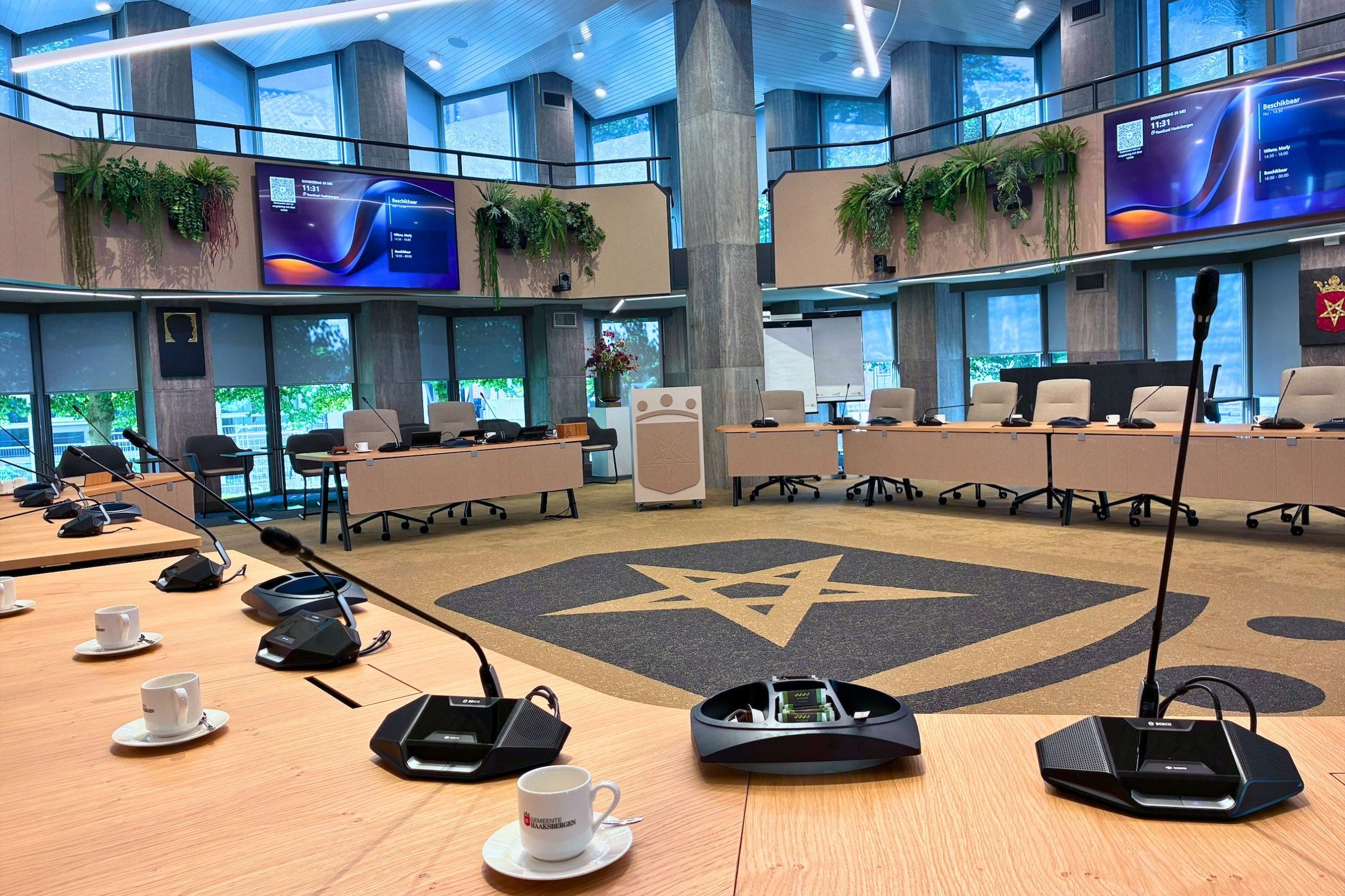 Foto van de lege raadzaal in het gemeentehuis van Haaksbergen. 