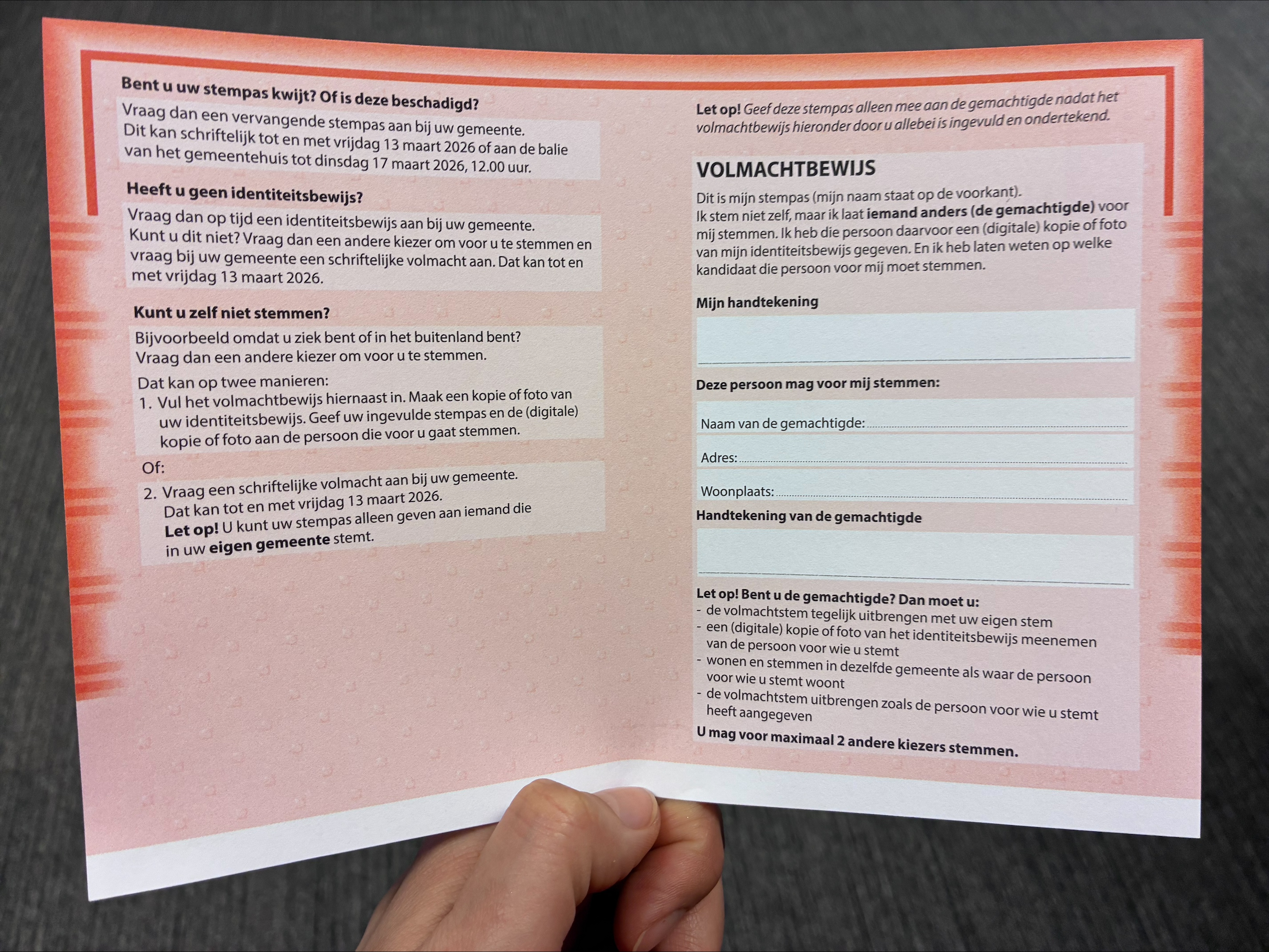 Foto van het volmachtbewijs op de achterkant van een stempas. 
