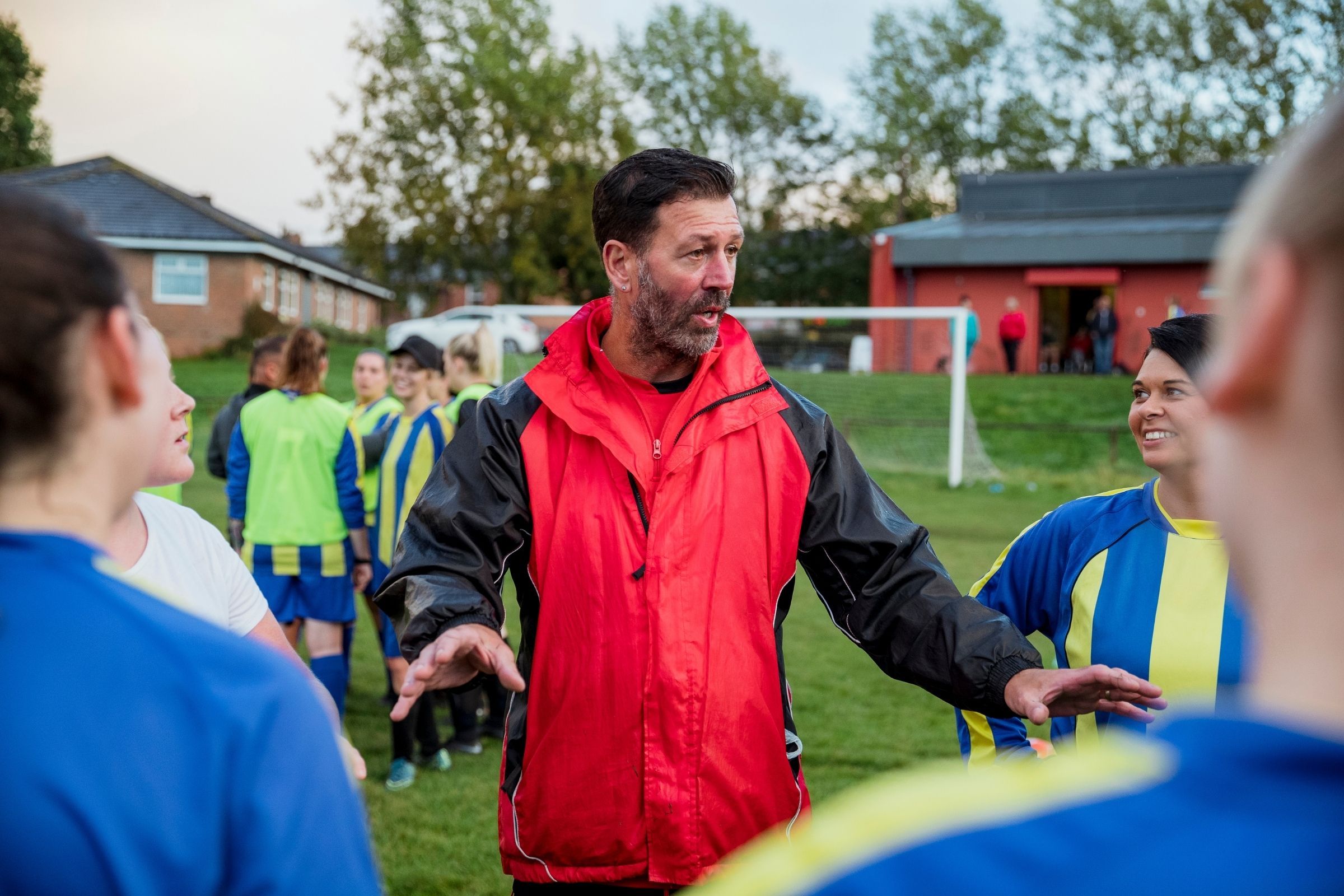 Voetbalcoach tussen voetbalspelers. 
