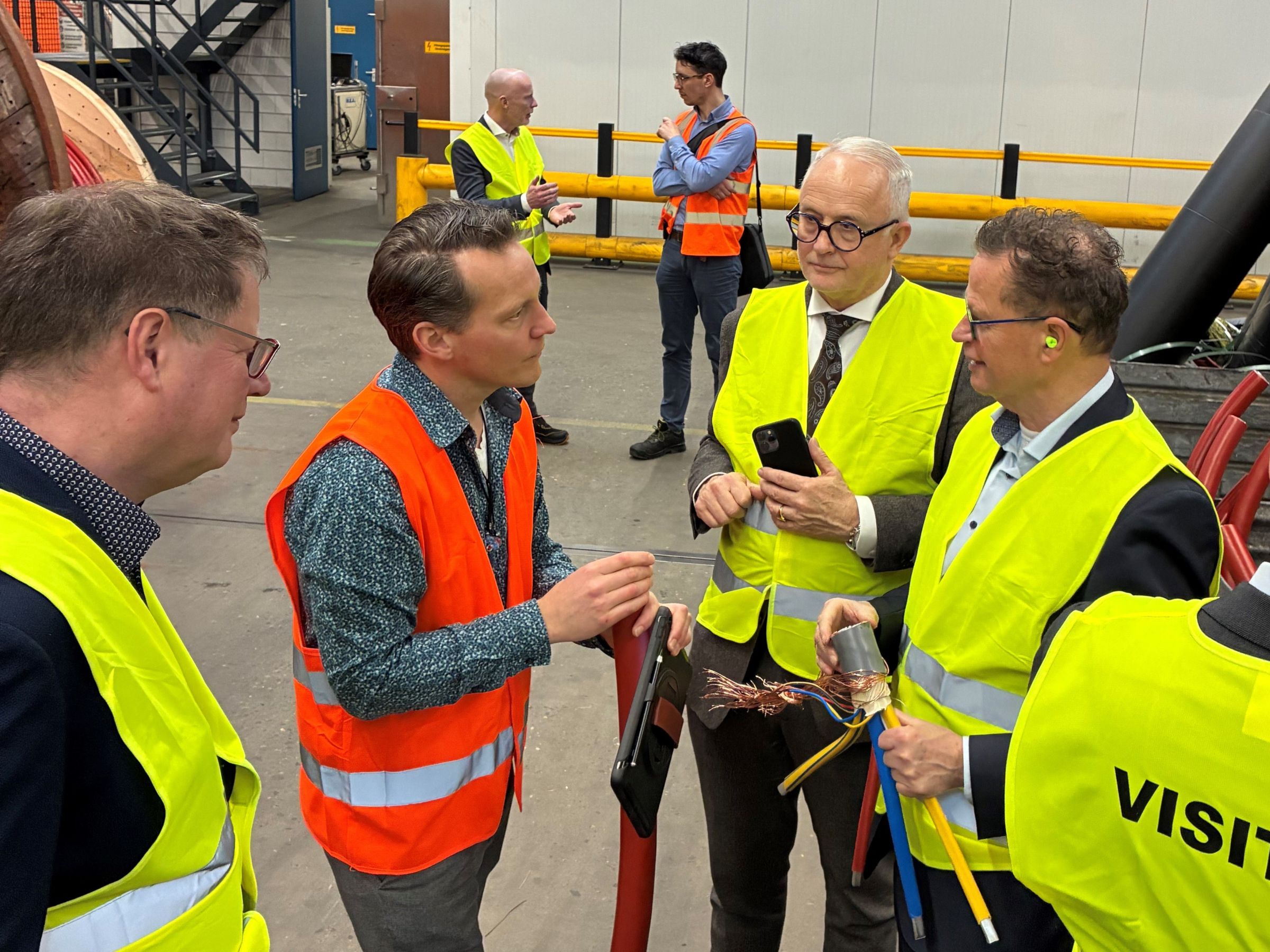 Het college van B&W krijgt uitleg bij de Twentsche Kabelfabriek (TKF).