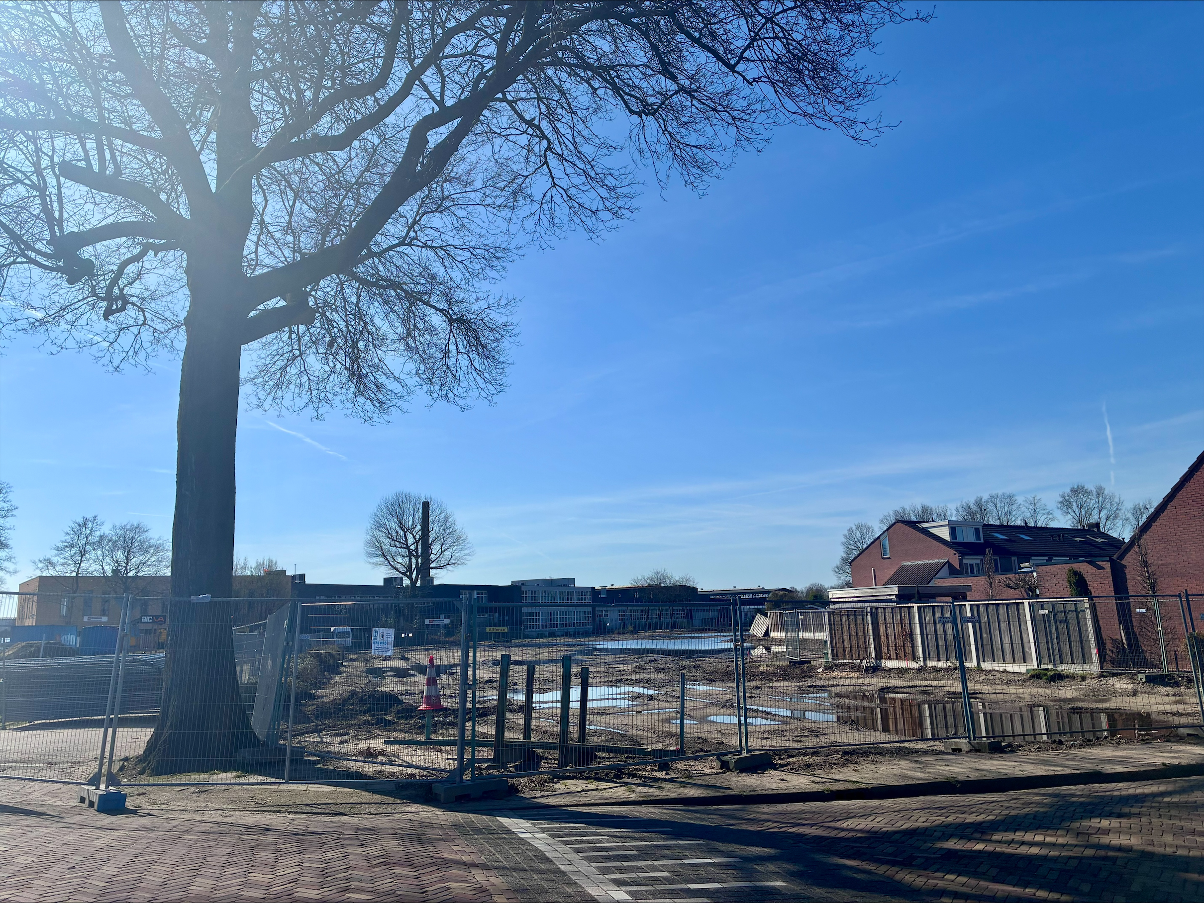 Foto van kale vlakte waar huizen Zwarteland stonden met bouwhekken eromheen. 